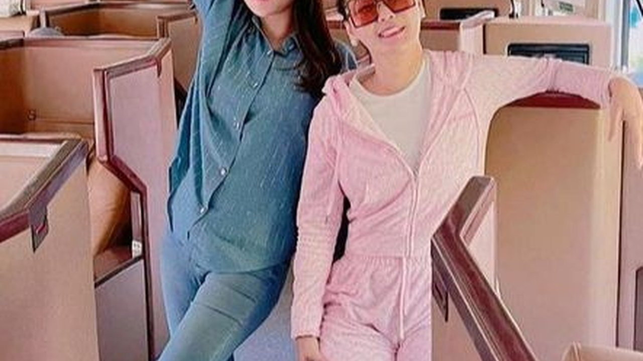 8 Potret Gaya Inul Darasista Naik Kereta Api, Disebut Netizen Sebagai Gadis Kereta