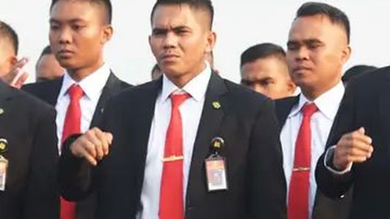 VIDEO: Paspampres Keras Amankan Wanita Nekat Siram & Lempar Sendal ke Jokowi di Acara Bobby