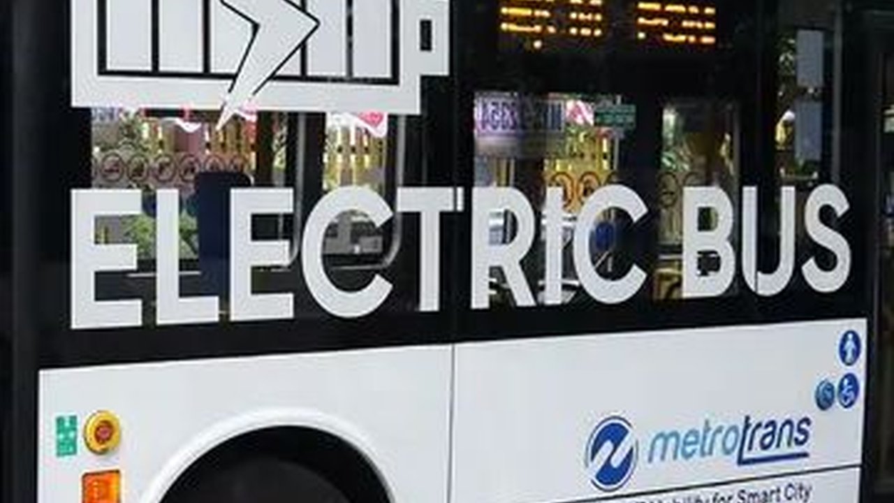 Tekan Polusi, Jokowi Minta Bus Listrik Transjakarta Ditambah