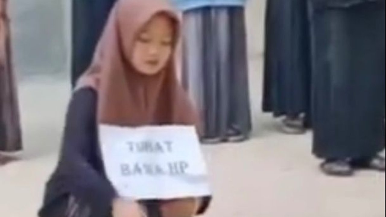 Langgar Aturan Pesantren, Aksi Santriwati Hancurkan HP-nya dengan Palu Ini Tuai Sorotan