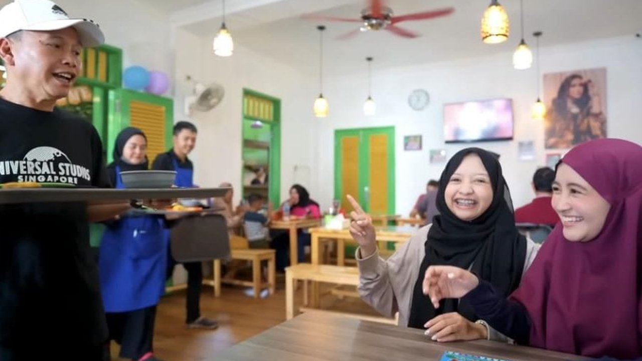 Potret Warung Makan Ayah Ayu Ting Ting Usung Tema ala Betawi, Tempatnya Sederhana & Makanannya Murah