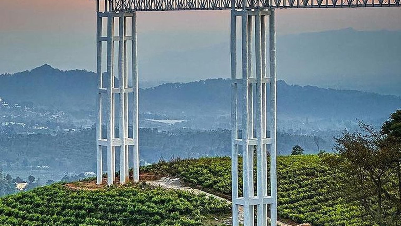 Menilik Pesona Kemuning Sky Hills, Jembatan Kaca Aesthetic di Karanganyar