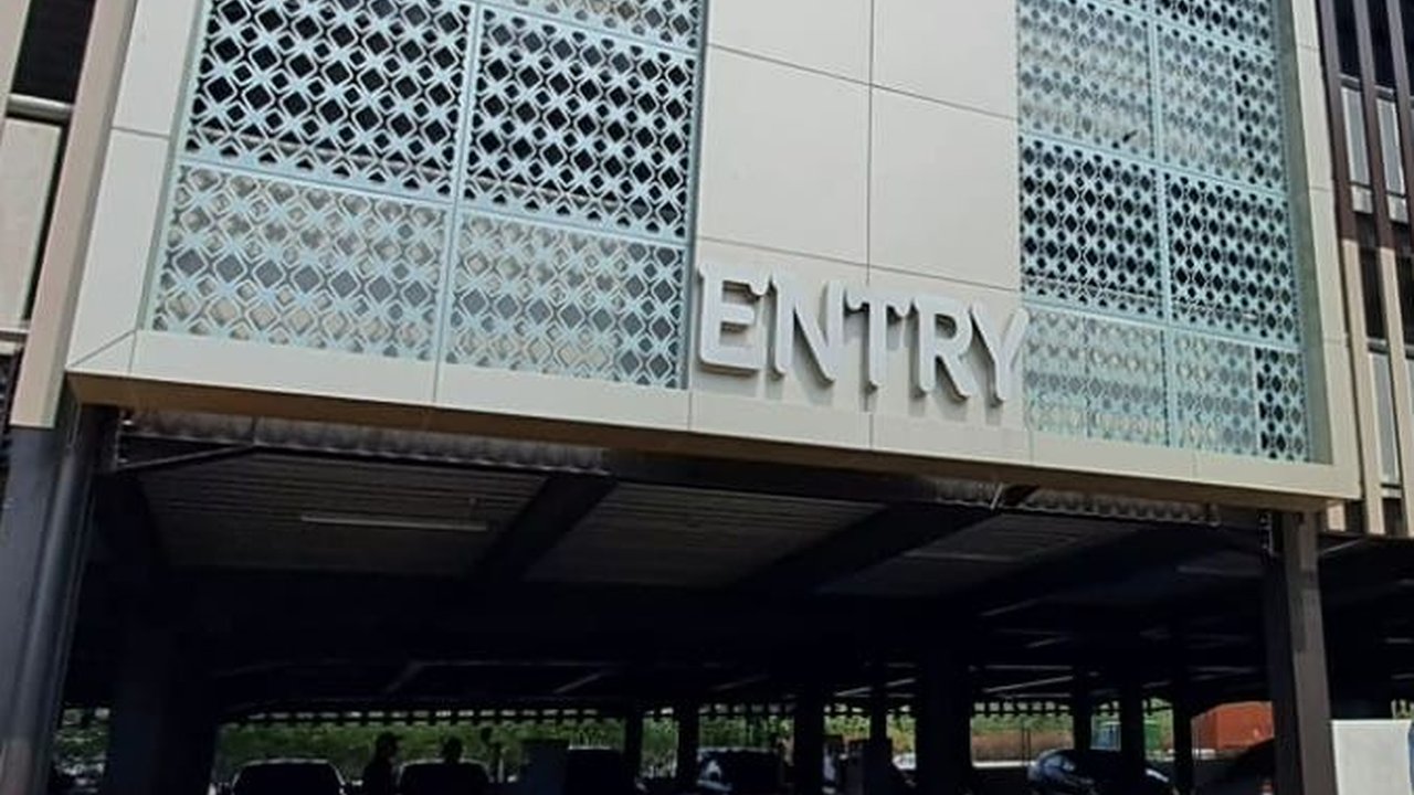 Parkir Kendaraan di Stasiun LRT Taman Mini Gratis Hari Ini