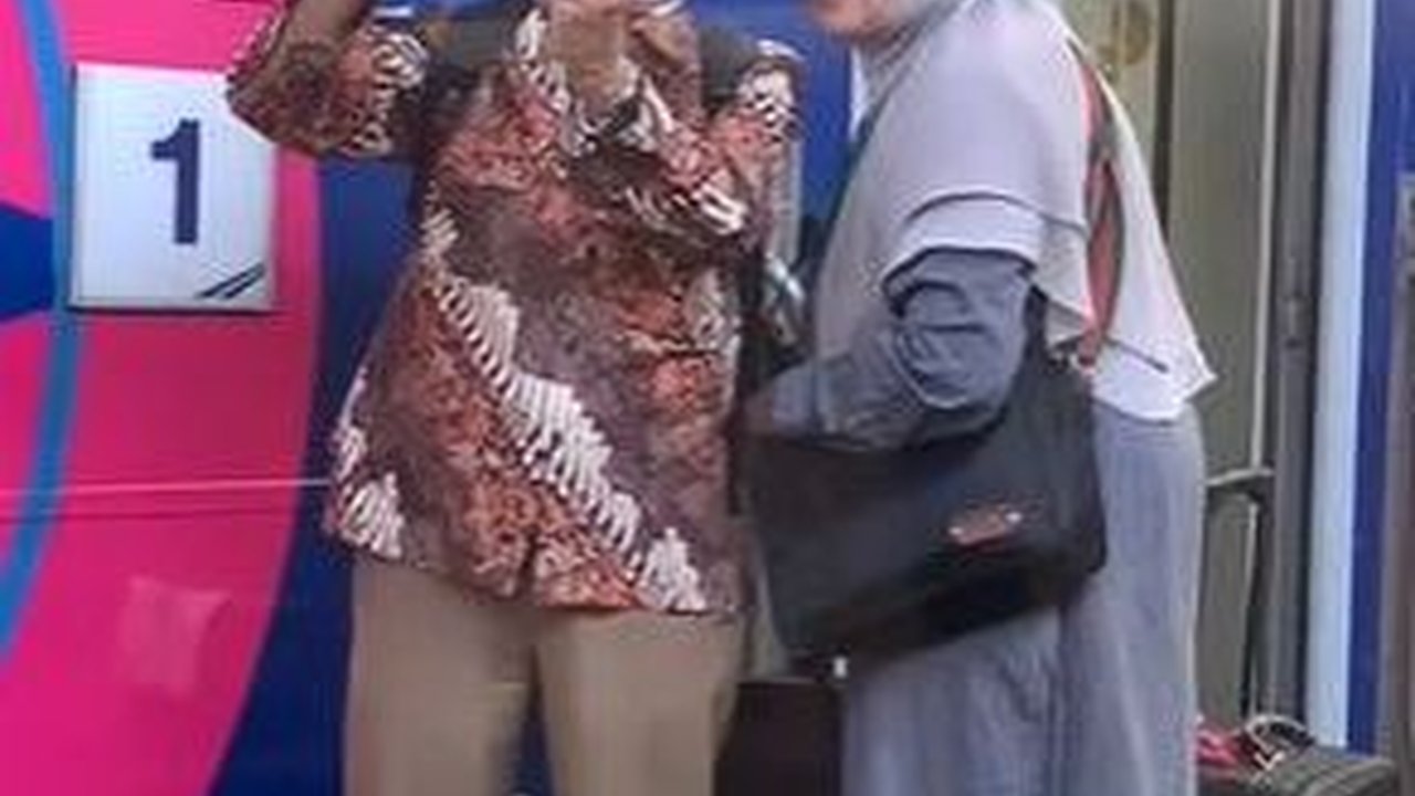 Viral Momen Manis Pasangan Lansia Berfoto Bersama Sebelum Naik Kereta, Bikin Iri Warganet