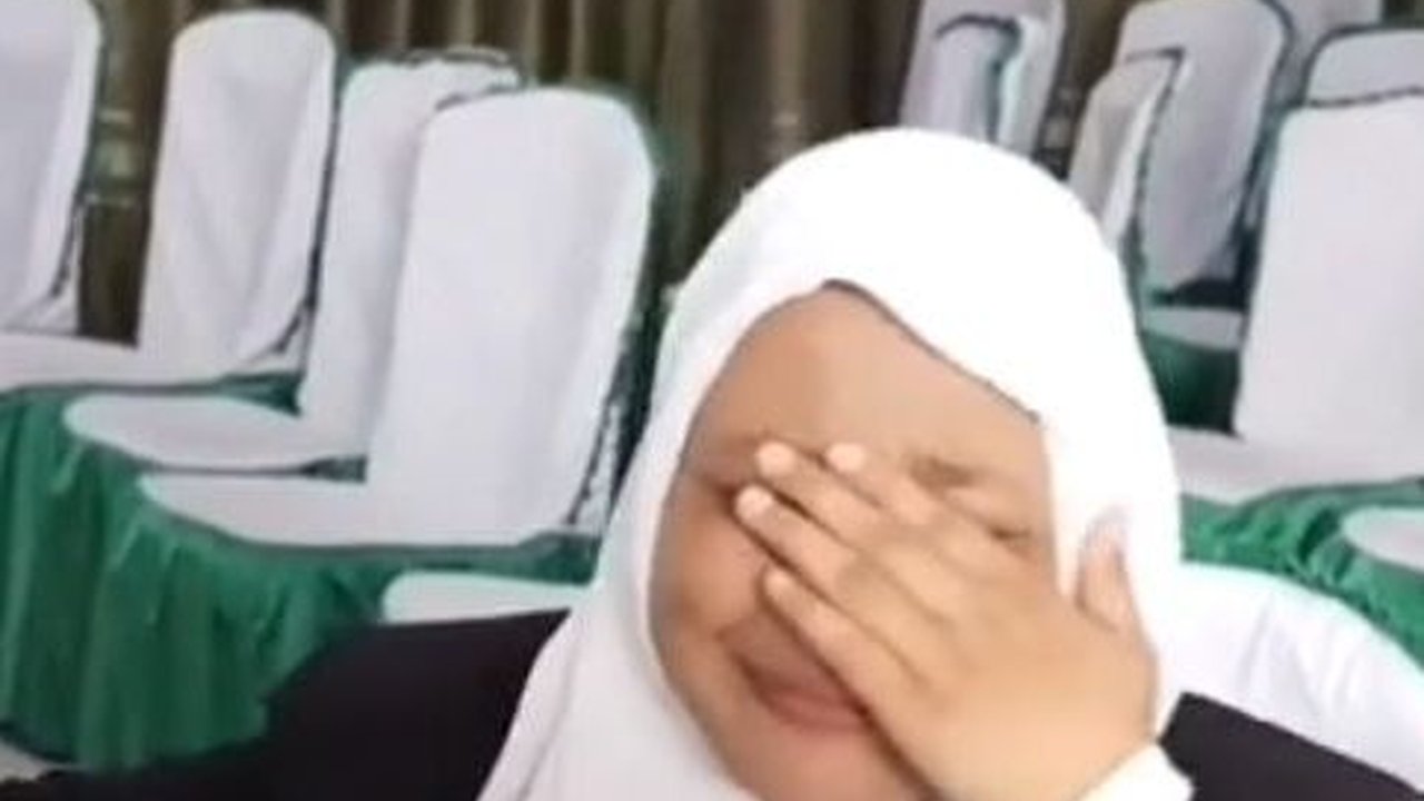 Wajah Dosen Penguji Mirip Almarhum Ayah, Mahasiswi Ini Menangis saat Sidang Skripsi
