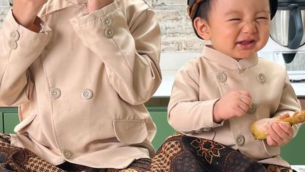 Potret Lucu Arthur dan Baby Timo Anak Chef Arnold saat Makan Ayam Goreng, Kenakan Baju Tradisional Ekspresinya Kocak Banget!