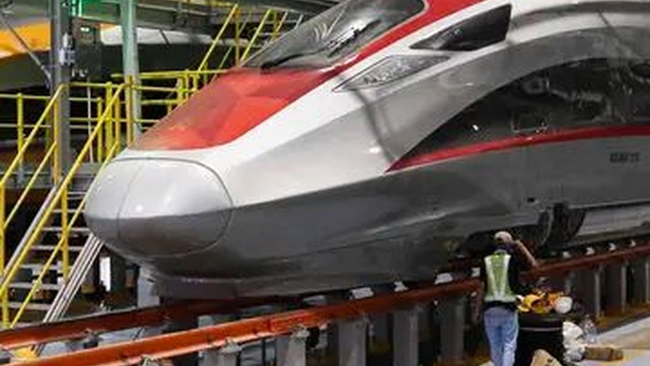 Luhut: Kereta Cepat Jakarta-Bandung Diresmikan Presiden September 2023