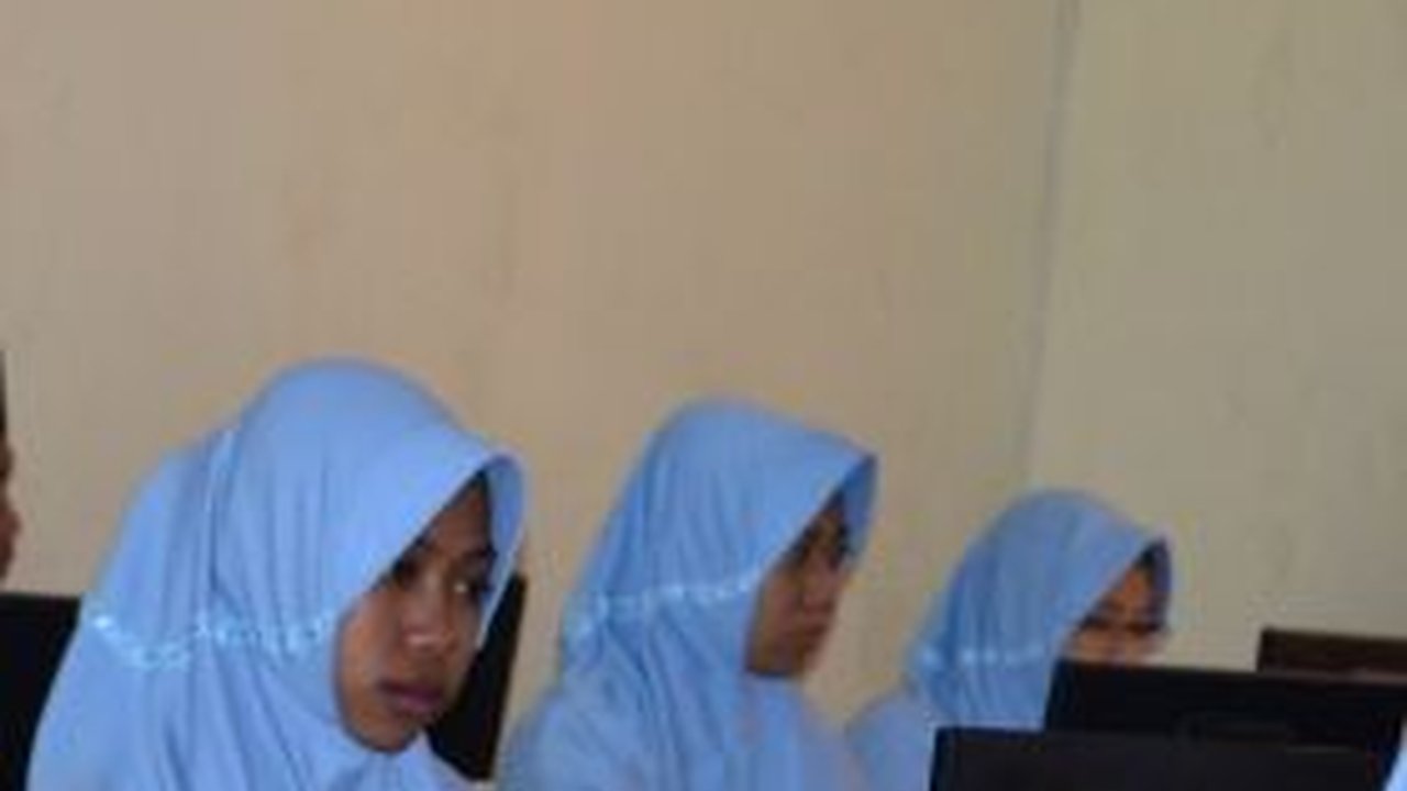 Gara-Gara Tak Pakai Ciput, Rambut Siswi SMPN di Lamongan Digunduli Guru
