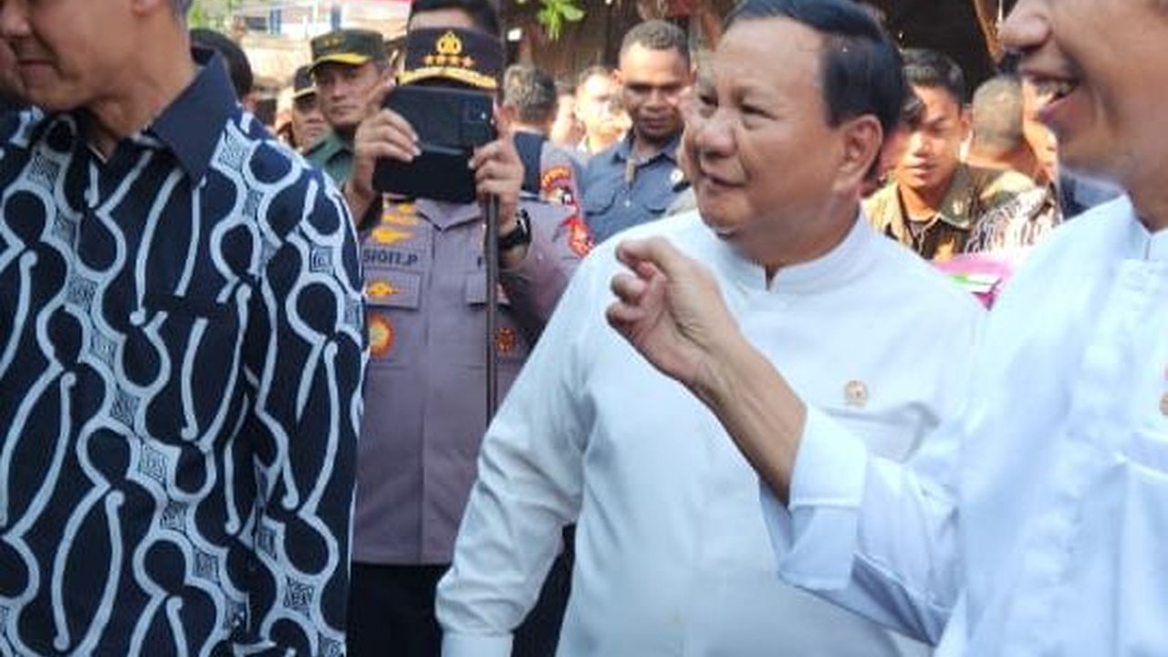 Ketika Jokowi Tunjuk-Tunjuk Ganjar di Depan Prabowo, Warga Teriak 'Presiden’