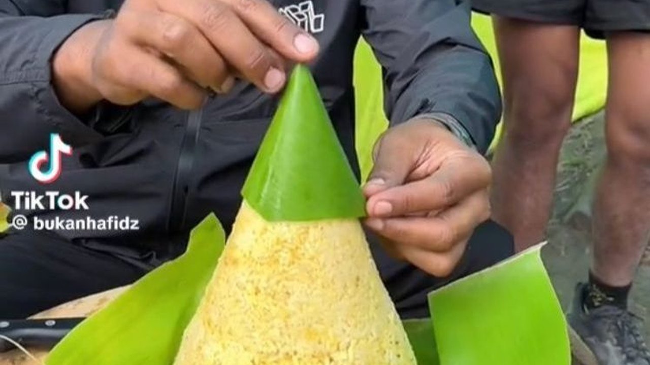Alih-Alih Masak Simple, Pria Ini Justru Bikin Nasi Tumpeng di Gunung Rinjani