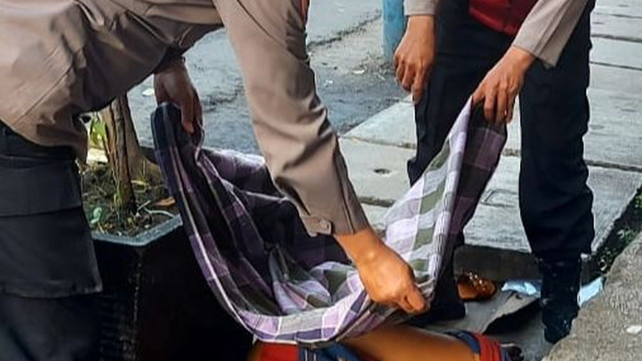 Diduga Mabuk Berat, Wanita Tanpa Identitas Tergeletak di Trotoar Tambora