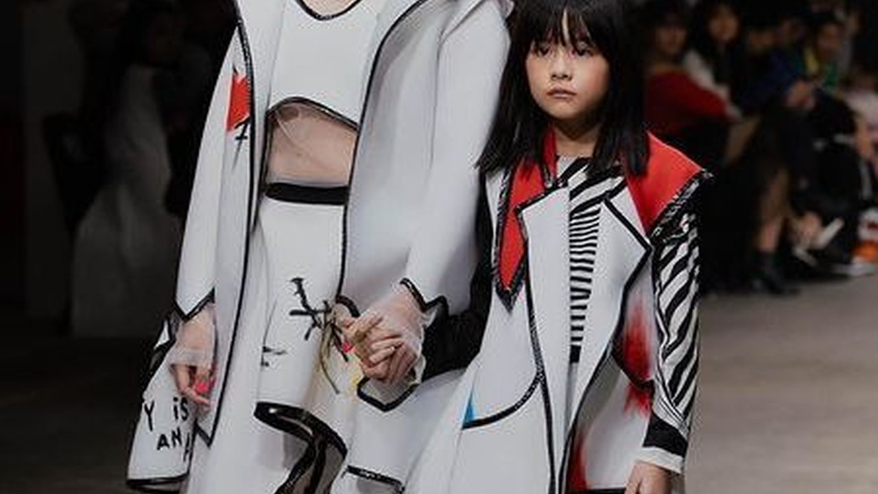 Tampil Bareng Satu Runway, Ini Potret Kebersamaan Joanna Alexandra dan Putrinya