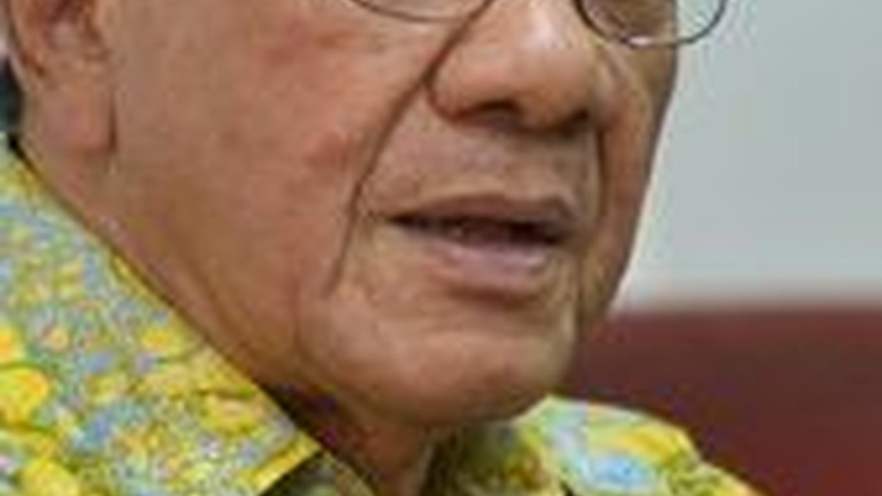 Tegas, Akbar Tandjung Minta Wacana Munaslub Golkar Dihentikan