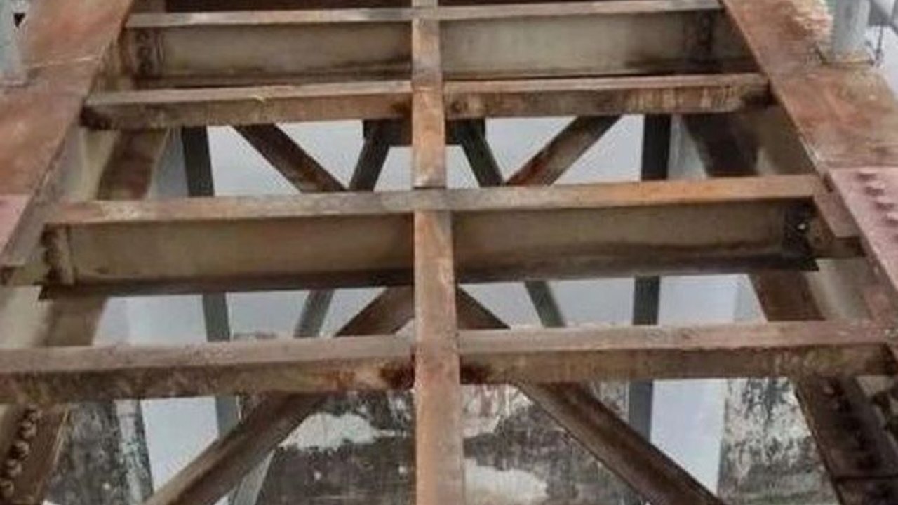 Hati-Hati, Lantai Besi JPO Daan Mogot Bolong-Bolong Diduga Dicuri Maling