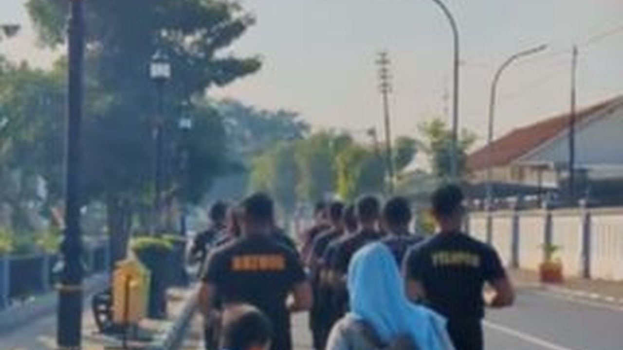 Pergi ke Sekolah Jalan Kaki, Aksi Ibu dan Anak Lari Bareng Anggota Polisi Ini Curi Perhatian
