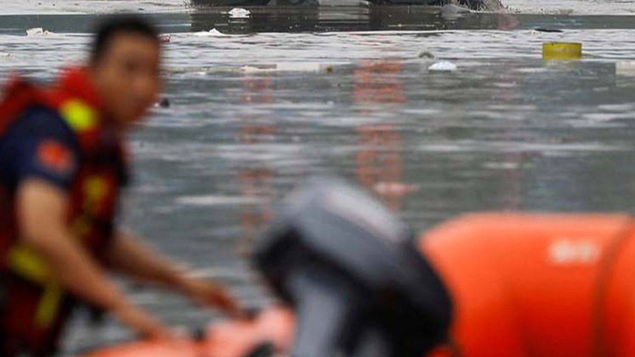 FOTO: Tentara China Diterjunkan untuk Evakuasi Korban Banjir Parah di Beijing