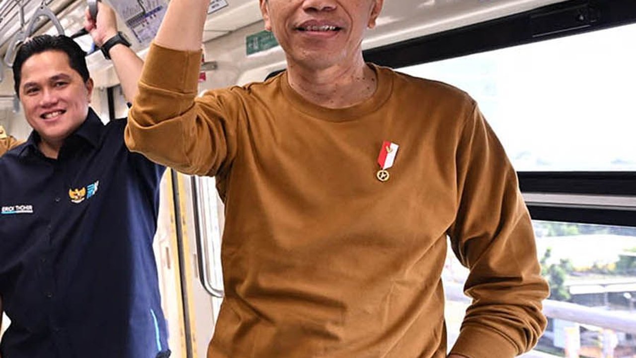 FOTO: Presiden Jokowi Semringah Jajal LRT Tanpa Masinis: Nyaman dan Lancar