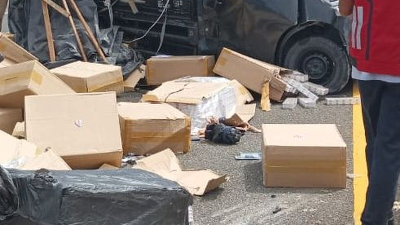 Pikap Pengangkut Rokok Ilegal Pecah Ban dan Terguling di Tol Pekanbaru, Sopir Tewas