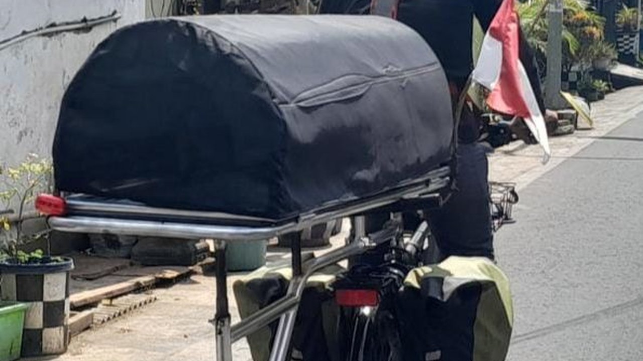 Tuntut Keadilan, Pria Ini Bersepeda Bawa Keranda dari Kota Batu ke Jakarta