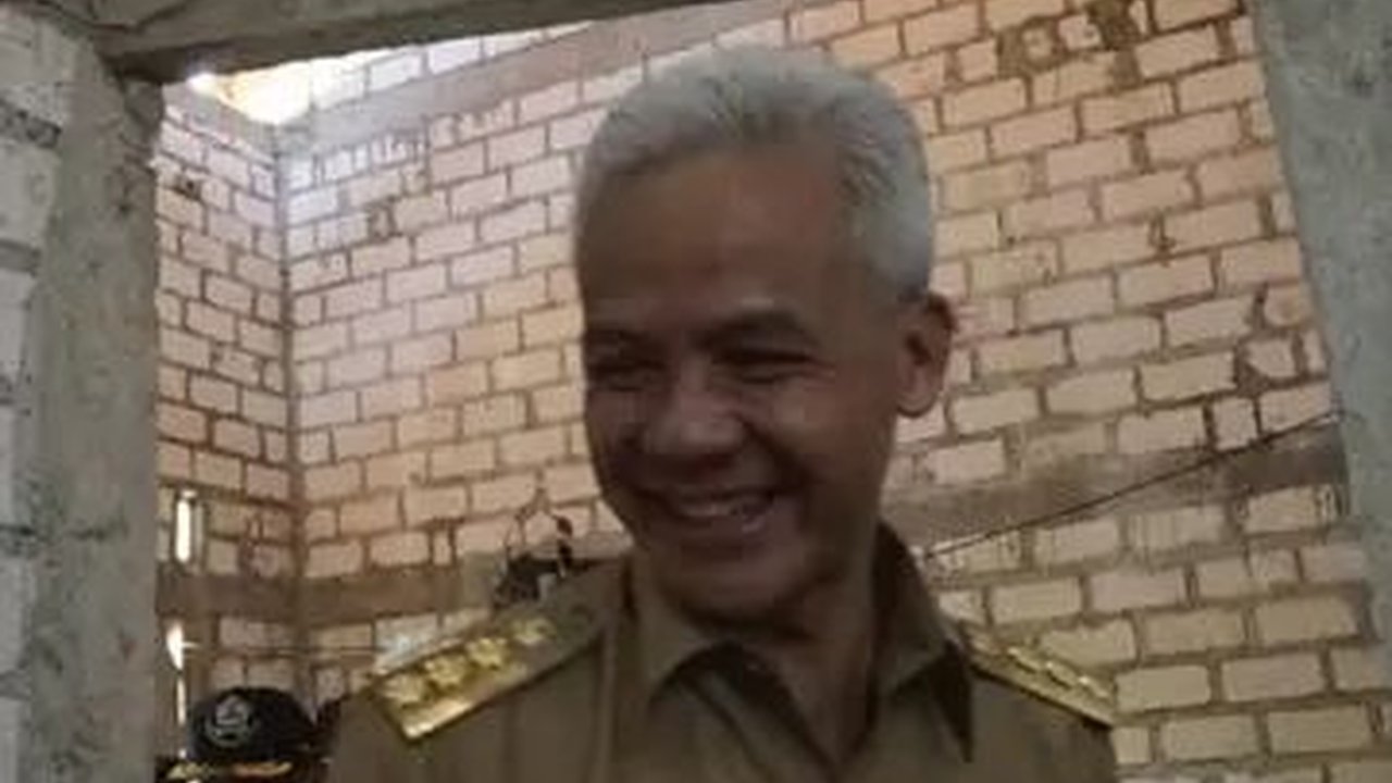 Saat Warga Serbu Mobil Ganjar untuk Berikan Sayuran