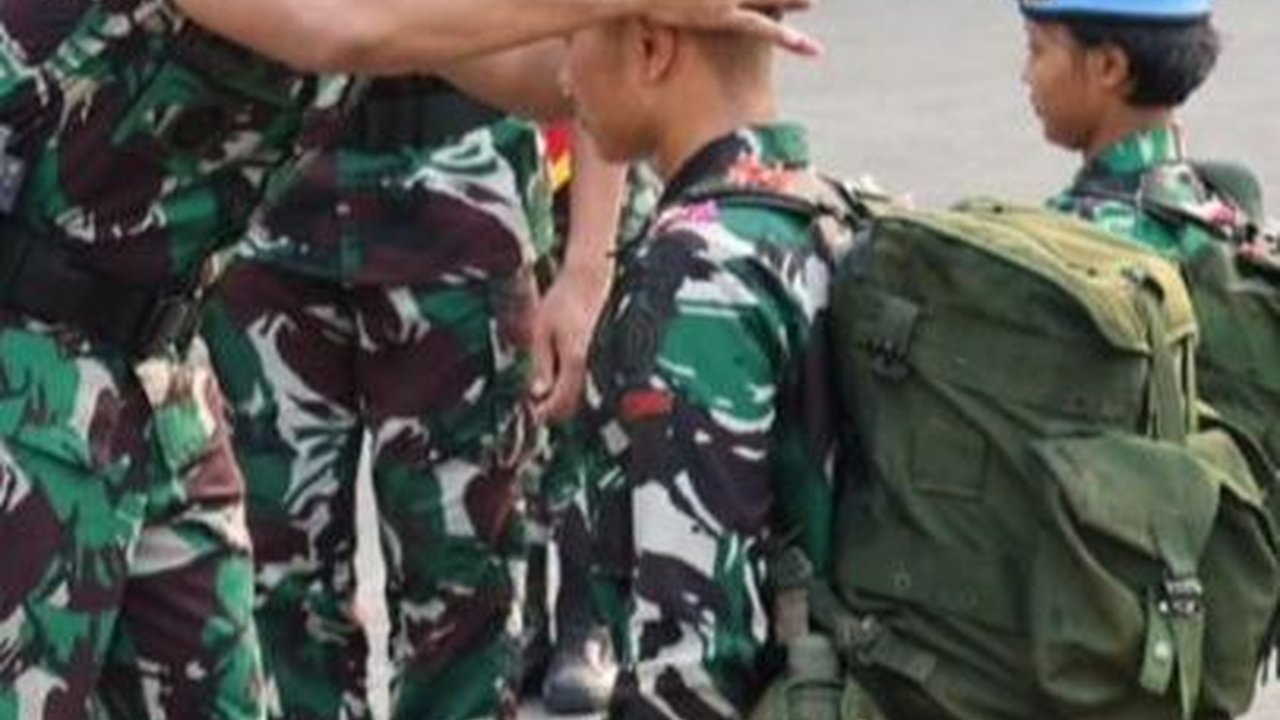 Potret 100 Paspampres Baru Usai Dilatih, Ada Momen Prajurit Wanita Disiram Air Kembang