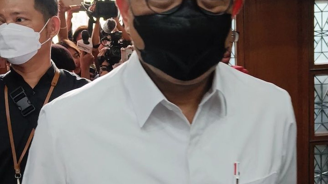 Rafael Alun Jalani Sidang Perdana, Berbaju Putih dan Membawa Buku Catatan