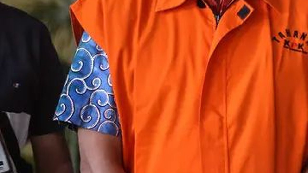 Rafael Alun Didakwa Gratifikasi Rp16,66 M dan TPPU Bersama Istrinya Ernie Meike Torondek