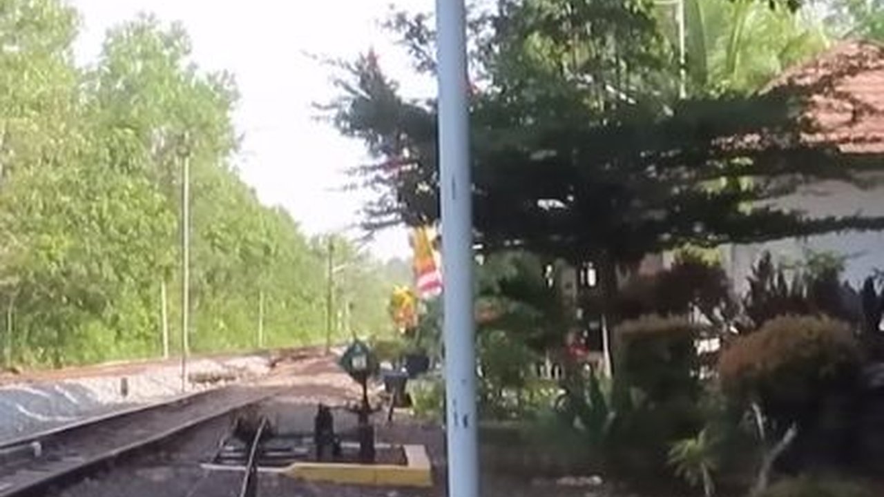 Stasiun Kereta Api Ini Masih Beroperasi Meski di Tengah Hutan Sumatera, Ini Potretnya