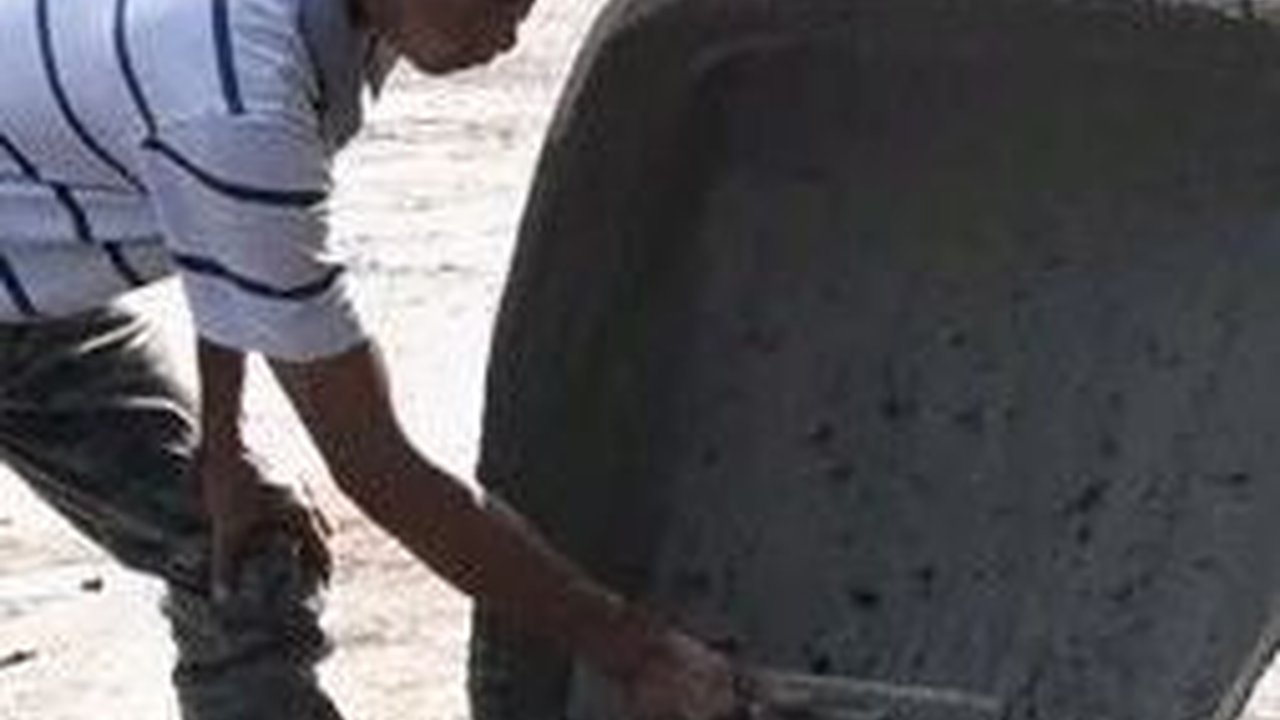 Kisah Pengusaha Muda Karanganyar Rela Rogoh Kocek Pribadi demi Perbaiki Jalan, Ini Alasannya