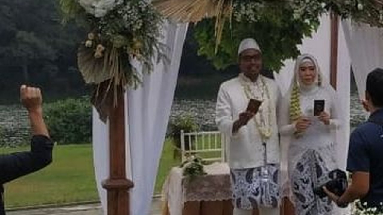 Tak Sengaja Lewat di Depan Acara Kondangan, Bule ini Malah Disambut bak Tamu Undangan, Ini yang Dilakukan
