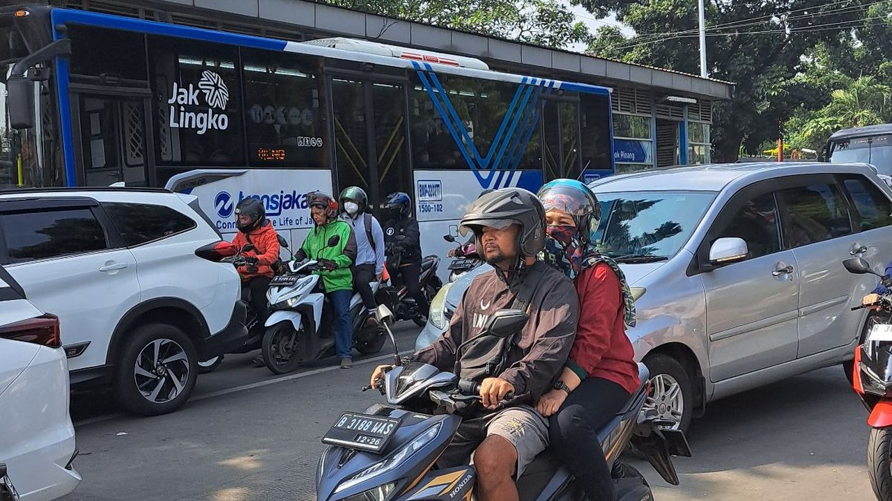 Macet Parah Akibat Proyek Galian Saluran Air di Pondok Pinang Jaksel, Pedagang Mi Ayam Mengeluh Omzet Menurun 50 Persen