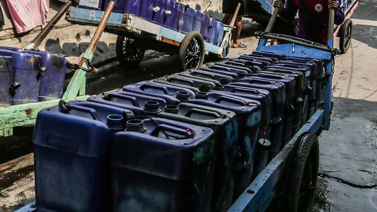 FOTO: Musim Kemarau, Kebutuhan Air Bersih Jeriken di Muara Angke Meningkat