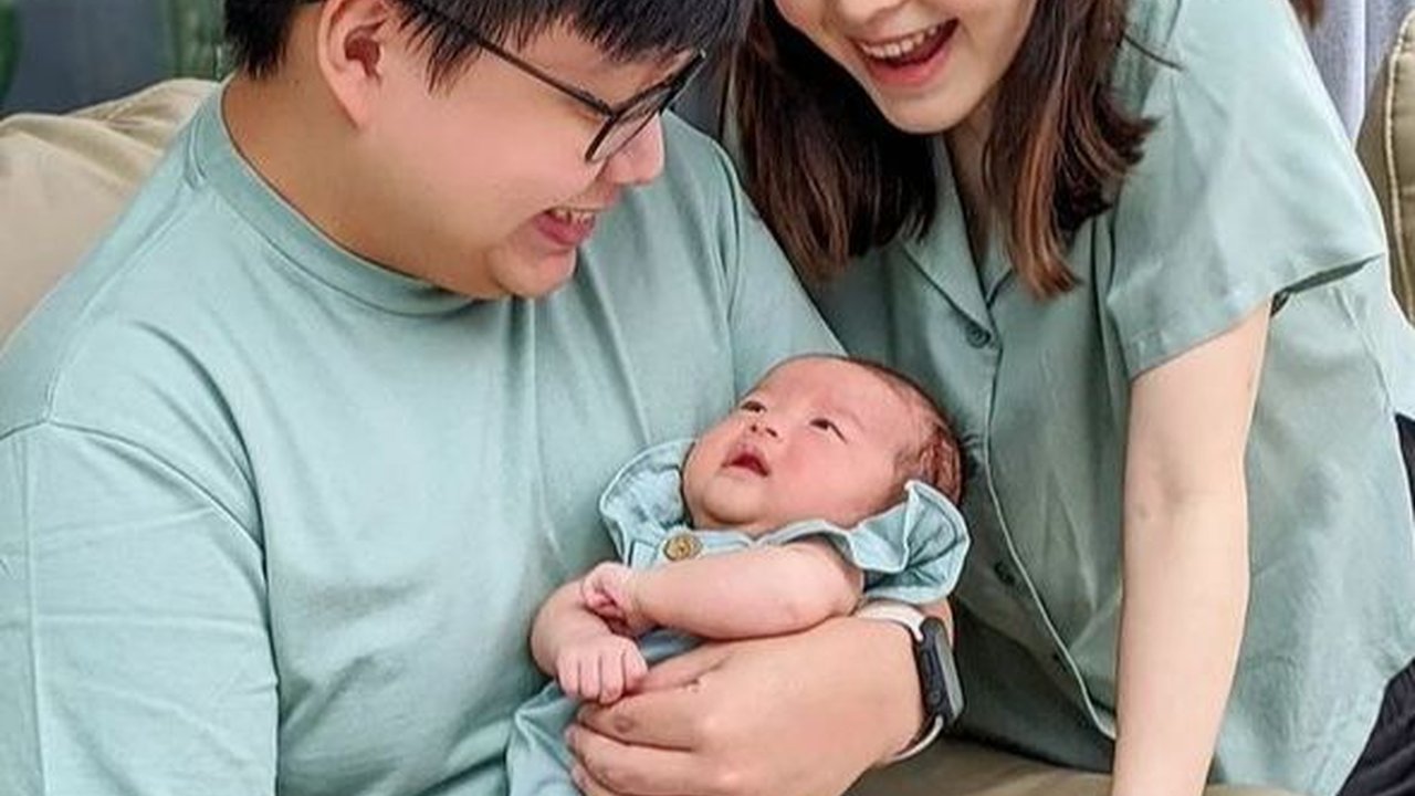 8 Momen Menggemaskan Ken & Grat Saat Merawat Si Kecil, Kompak Abis Layaknya Keluarga Cemara