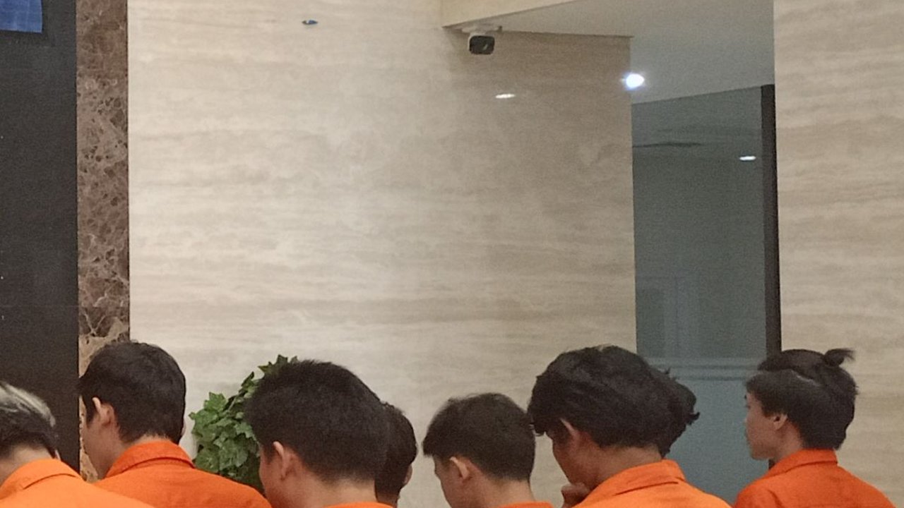 Bikin Sempit Bareskrim, Begini Penampakan 31 Tersangka Judi Online Berbaju Oranye