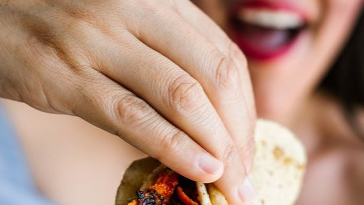 Apa Akibatnya Bagi Tubuh Jika Terlalu Banyak Mengonsumsi Makanan Asin?
