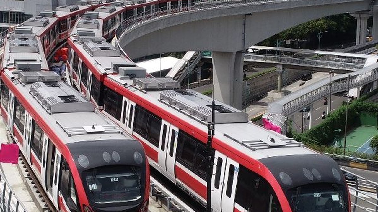 Aji Mumpung, Warga Sekitar Stasiun LRT Jabodebek Langsung Buka Lapak Parkiran Bertarif Murah