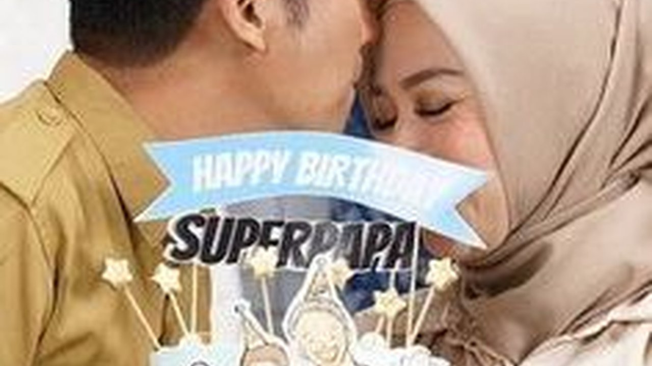 8 Foto Romantis Denny Cagur Bersama Sang Istri di Ulang Tahun Ke-46