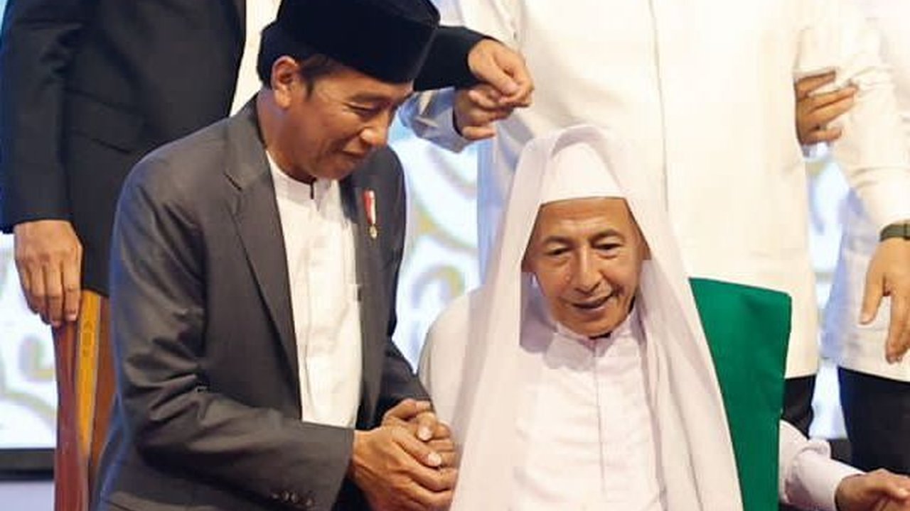 Beri Jempol saat Prabowo dan Ganjar Salam Komando, Jokowi: Kamu Ini Dikit-Dikit Kode
