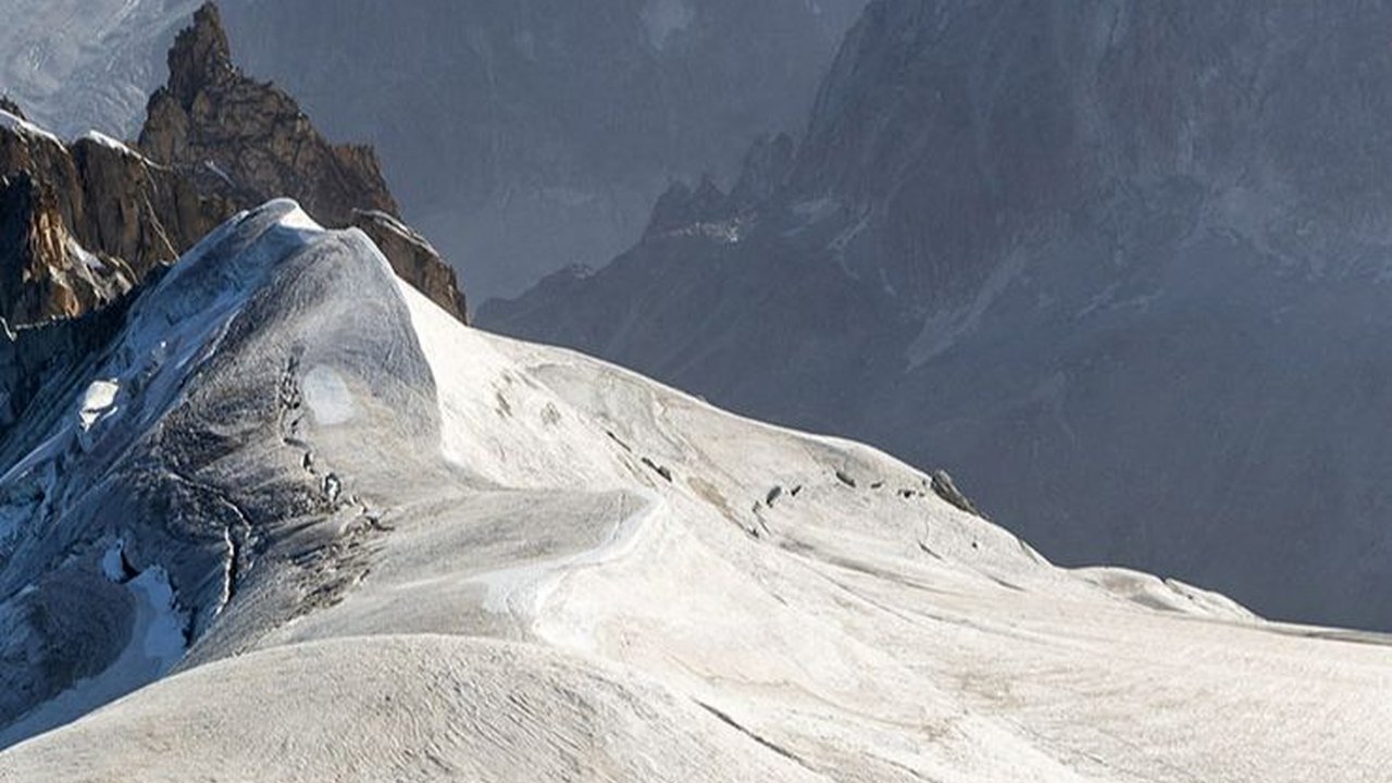 FOTO: Ketika Gunung Bersalju Mont Blanc di Prancis Tersengat Gelombang Panas