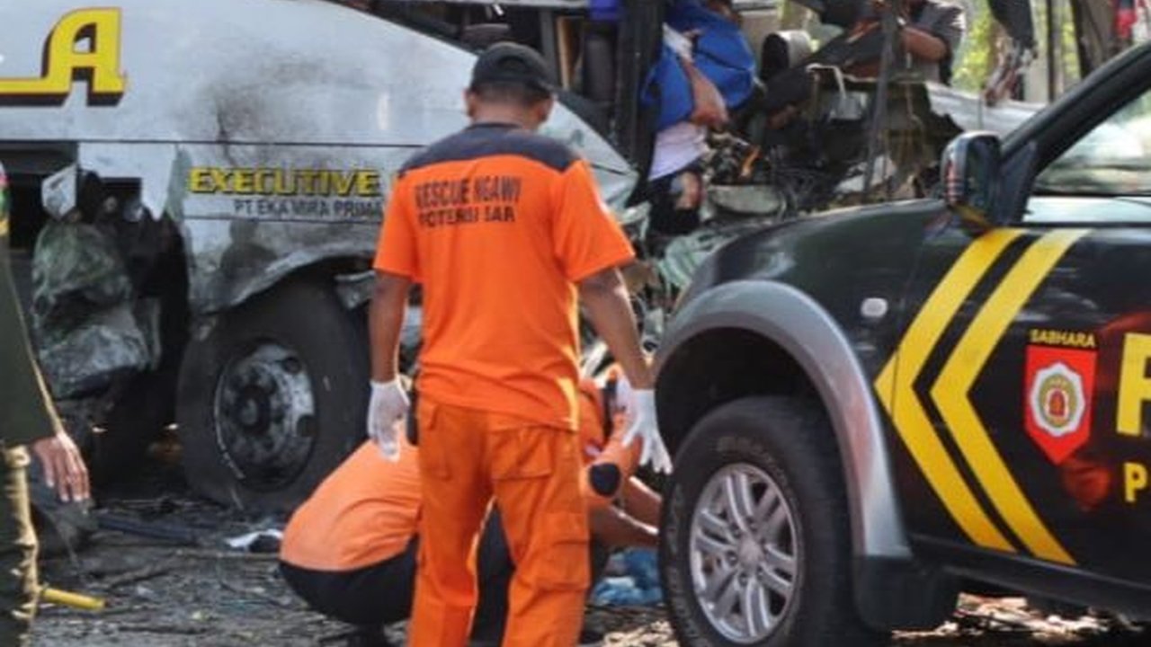 Kecelakaan Maut Bus Sugeng Rahayu Vs Eka di Ngawi, Tiga Penumpang Tewas