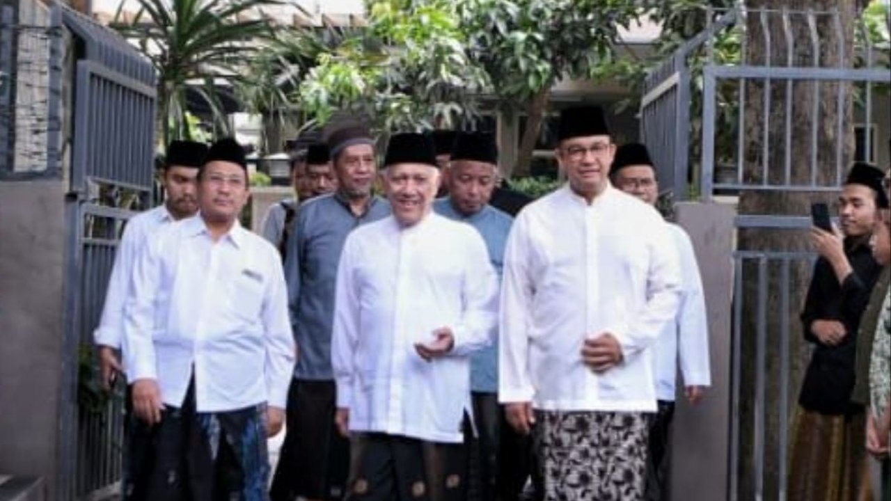 Ditemani Kakak Gus Baha Kunjungi Ponpes Tebuireng, Anies Kenang Pulang ke Rumah