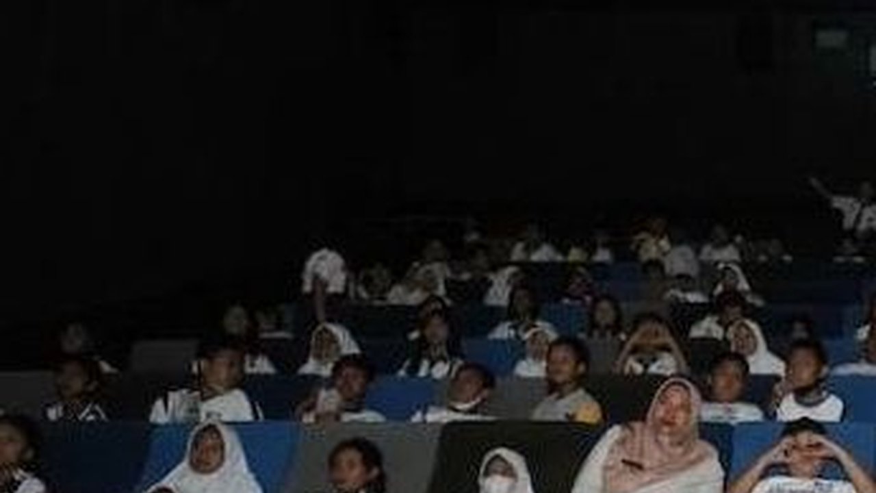 Hindari Bosan Belajar di Kelas, Begini Momen Ratusan Siswa SD Madiun Nobar Film di Bioskop