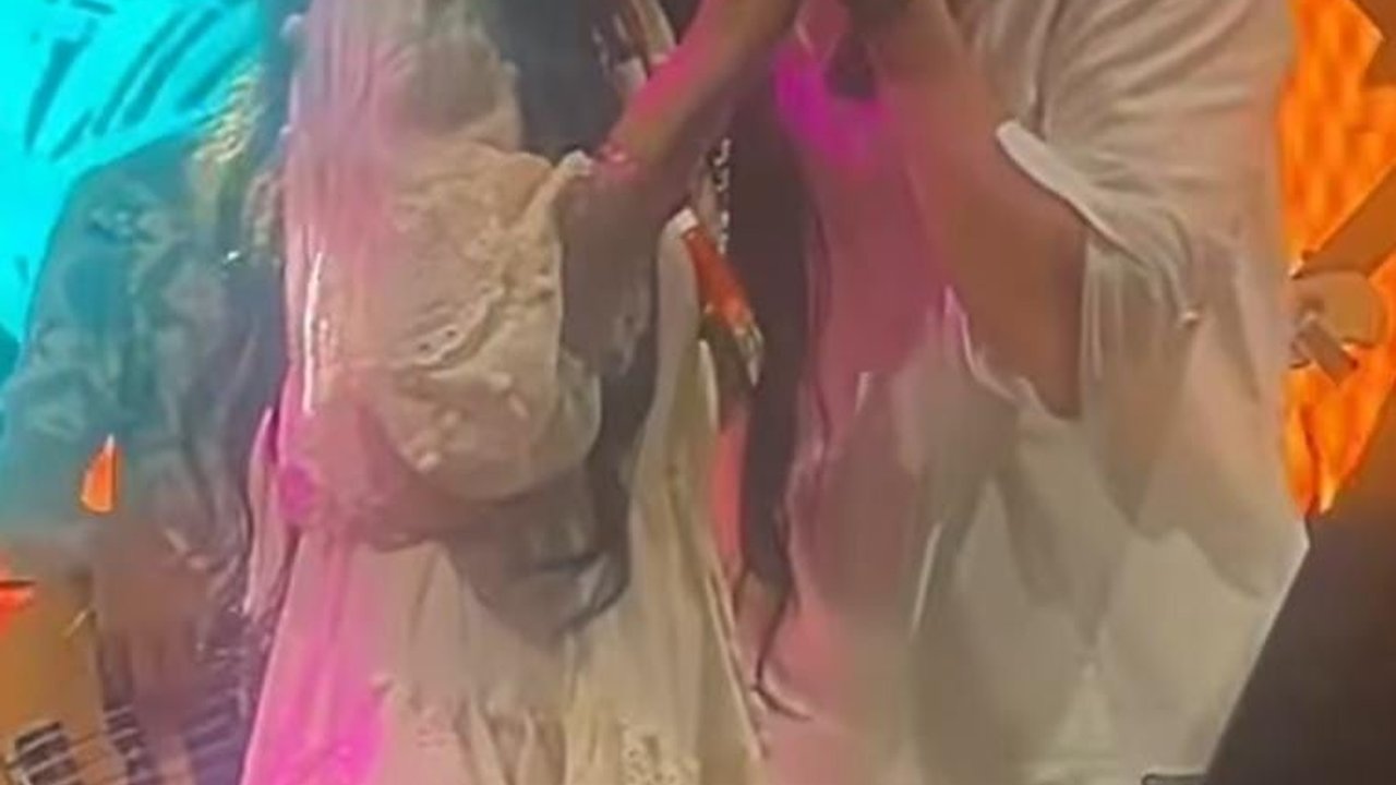 Mesranya Luna Maya dan Maxime Bouttier Duet di Panggung, Ayu Dewi Auto Baper Sampai Nangis