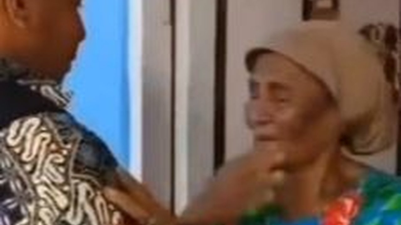 Sehari-hari Bantu Ibu Jualan Es & Ayam di Pasar, Anak Berbakti ini Lulus Jadi Polisi Setelah 5 Kali Tes Gagal
