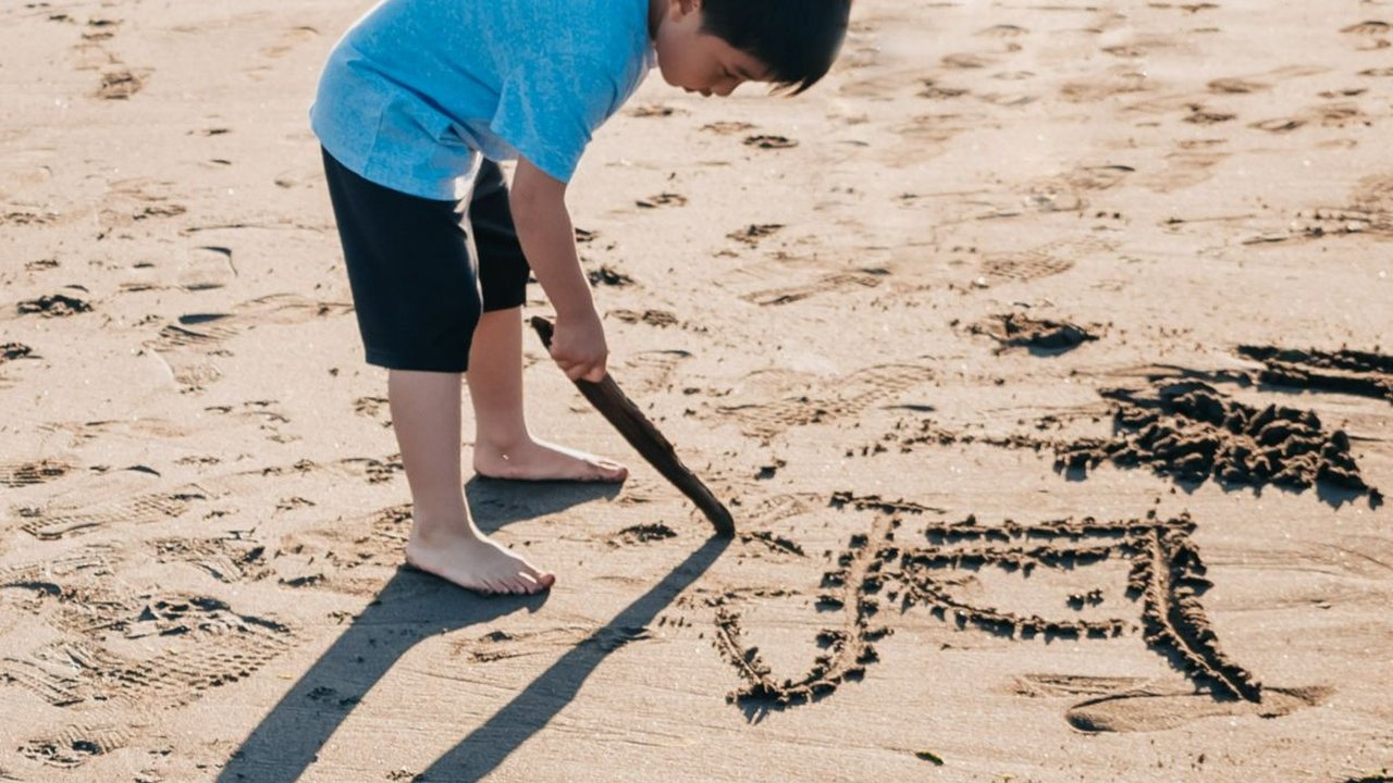 140.000 Tahun Lalu Nenek Moyang Manusia Pernah Menggambar di Pasir Pantai
