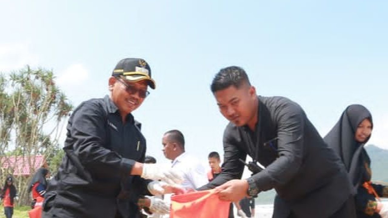 Banyuwangi Clean Up Day, Wabup Sugirah Bareng Ratusan Relawan Bersihkan Pantai Gumuk Kancil