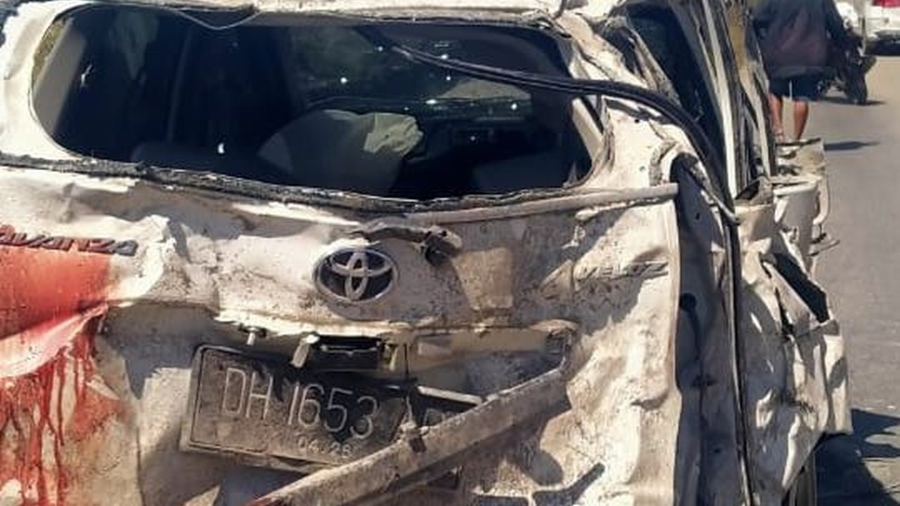 Kecelakaan Maut di TTS, Mobil Melaju Kencang Tabrak Pematang Sawah hingga Hancur