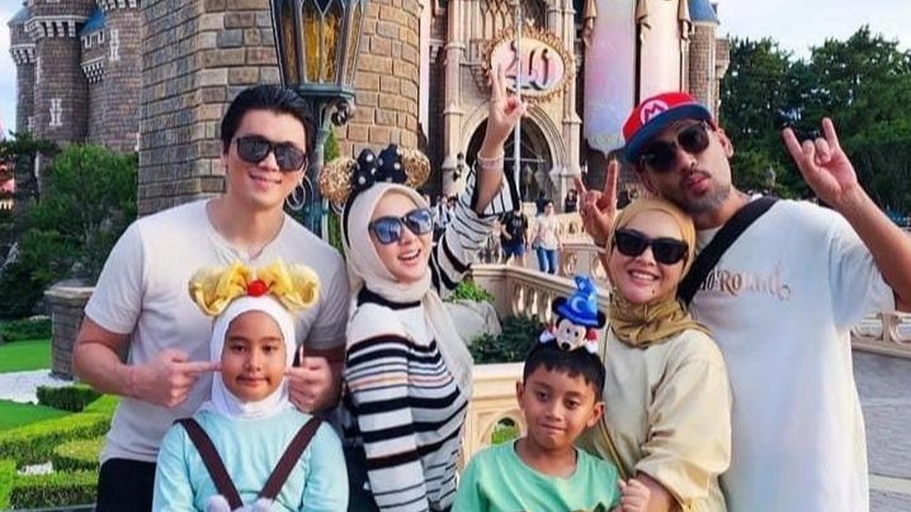 Momen Penuh Kehangatan Syahrini Bareng Keluarga Adik Liburan di Disneyland Jepang