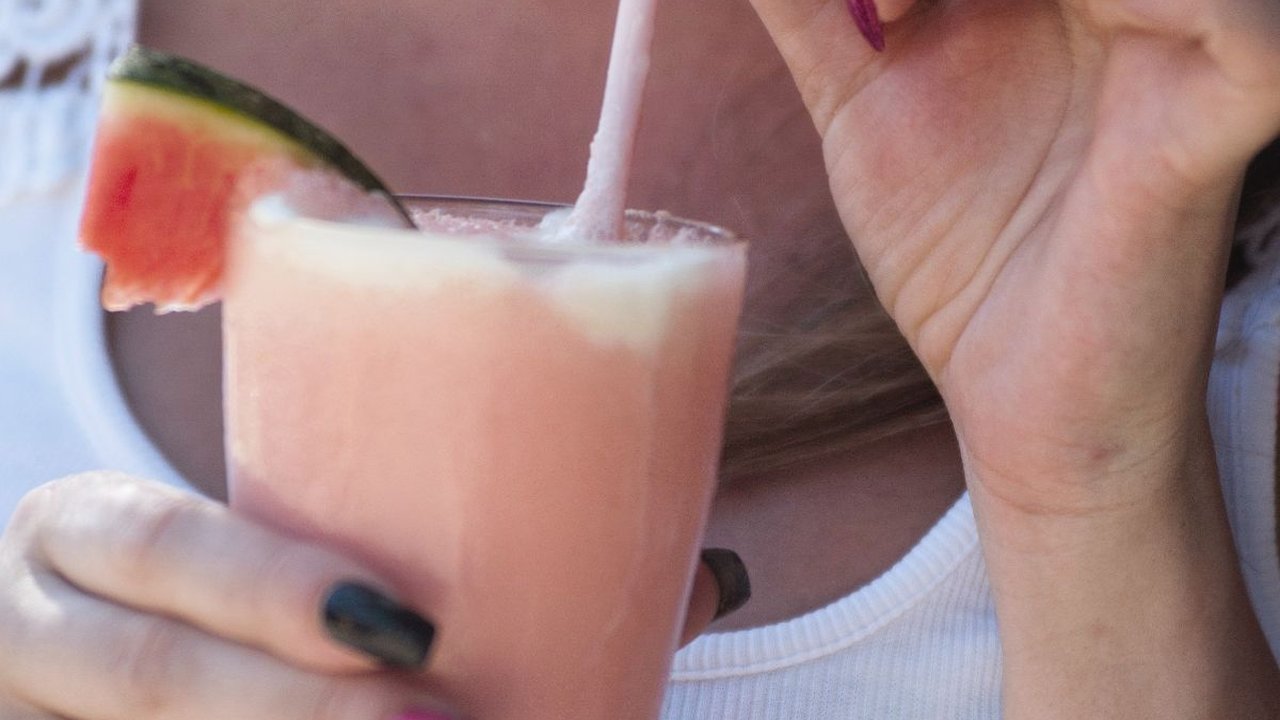 7 Alasan Kesehatan Mengapa Perlu Menghindari Minum dari Sedotan