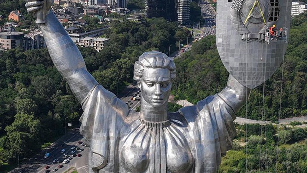 FOTO: Ukraina Copot Lambang Palu Arit di Monumen Ibu Pertiwi Peninggalan Uni Soviet